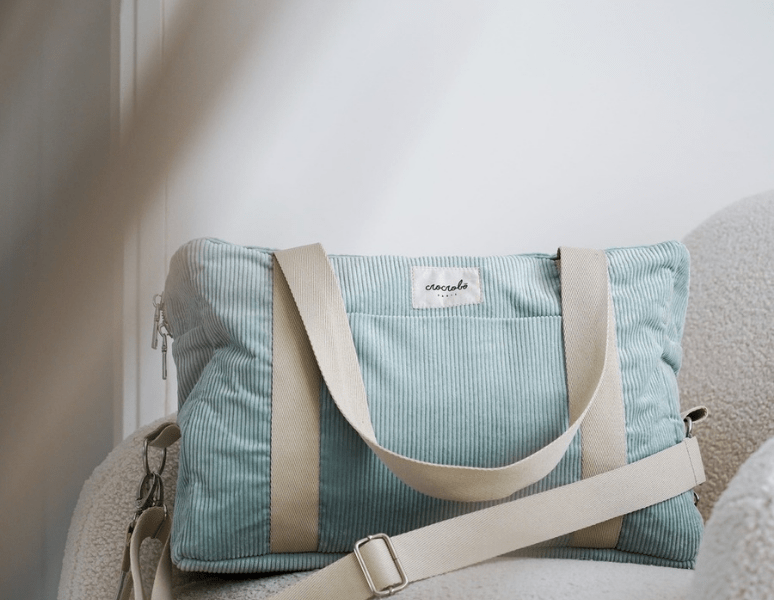 Comment garder les affaires de bébé propres et accessibles en voyage