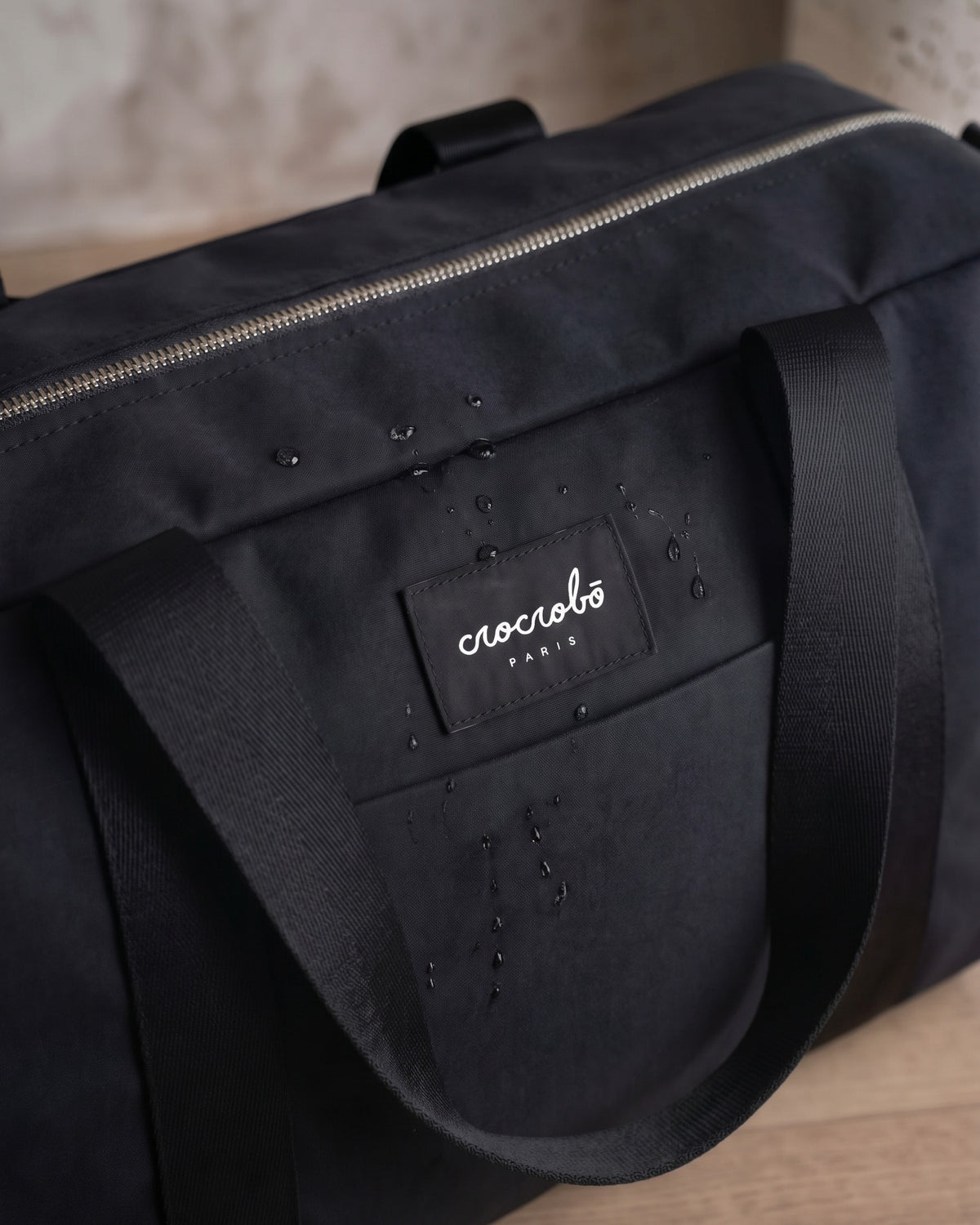 Sac à langer bébé Noah twill waterproof noir, gouttes d'eau sur le twill imperméable, poche avant zippée - Crocrobo Paris