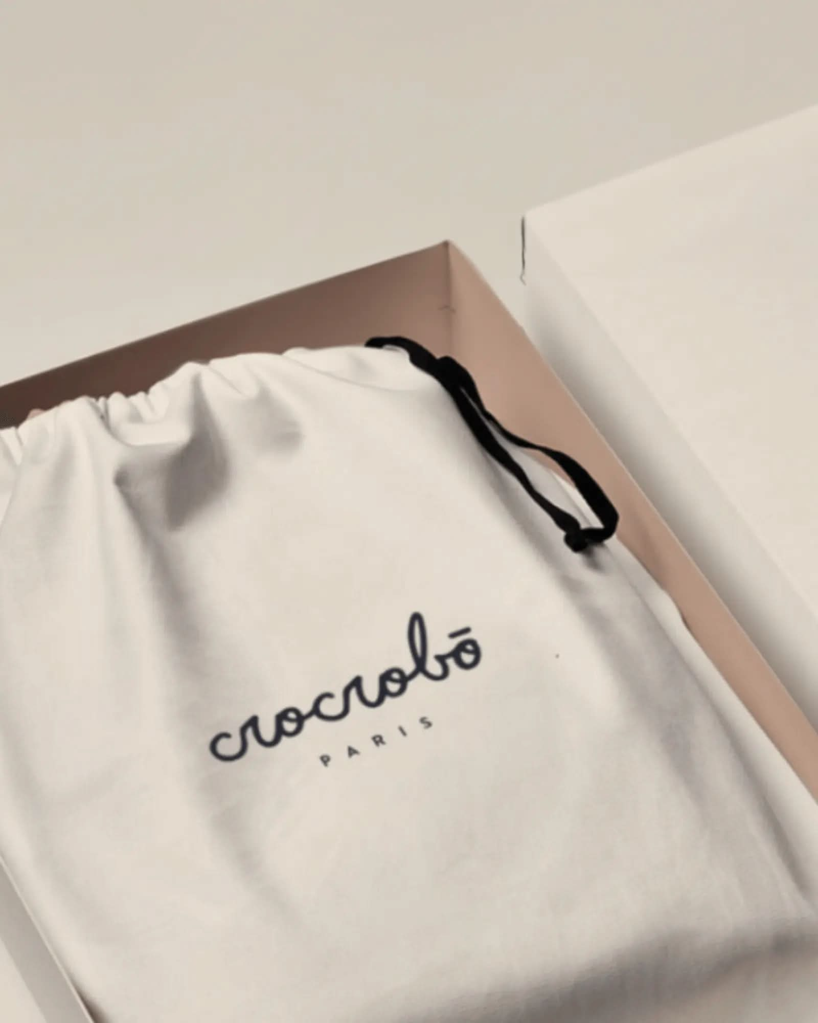 Chancelière universelle Inaya - Version poussette standard "Édition Full Black" - Crocrobo Paris